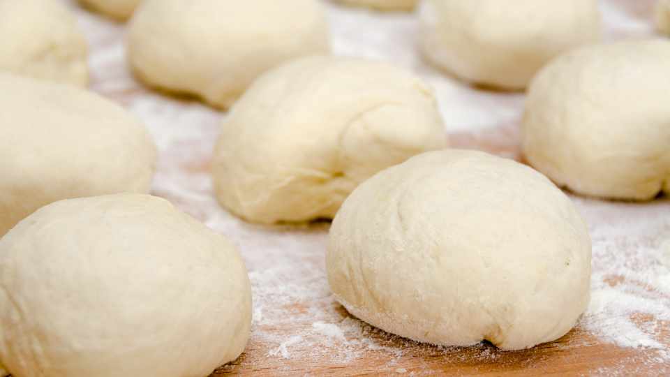 how long can pizza dough sit out before cooking