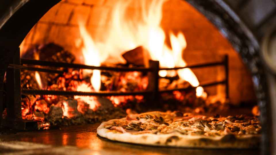 how to use a pizza oven