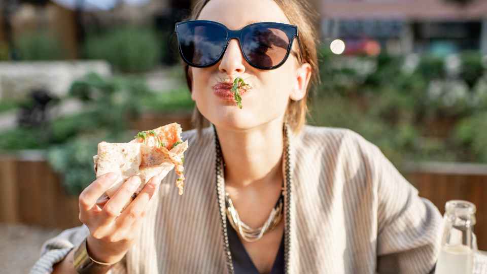 eating pizza with hands like a new yorker