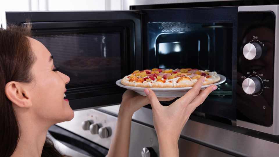 how to cook pizza in microwave
