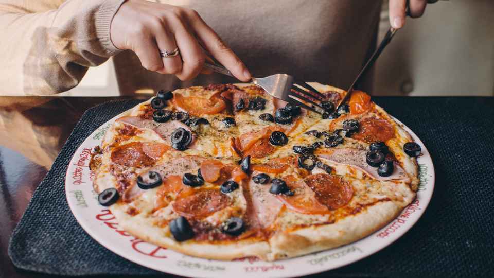 how to eat pizza with fork and knife like italian