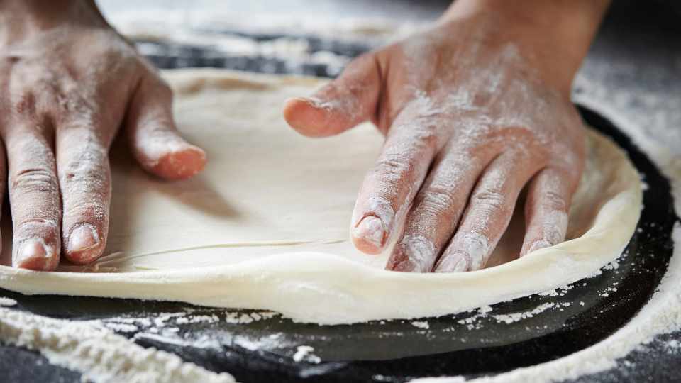 how to shape pizza dough